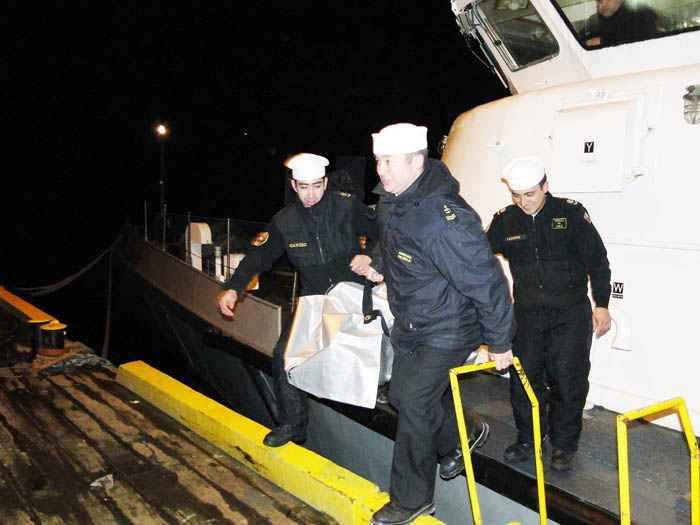 Tripulantes de una lancha a motor encontraron osamentas humanas en isla a 160 kilómetros de Puerto Williams. Los restos fueron trasladados a Punta Arenas para identificación.